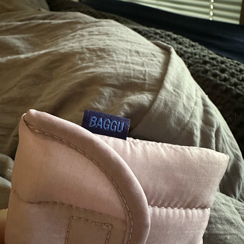 BAGGU Dusty Pink Airpods Case - Picture 4 of 4